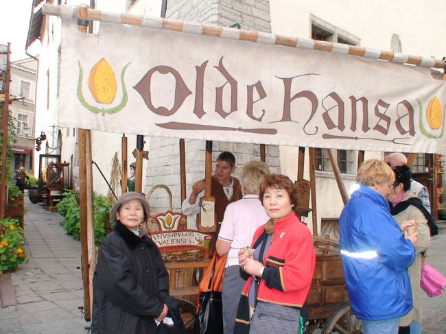 炒りピーナッツ菓子の匂いに誘われてついつい買ってしまう。