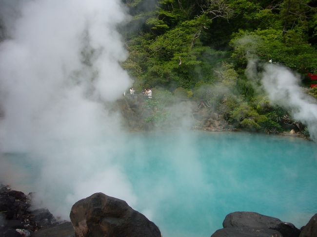 地獄めぐりの一つの海地獄<br />こんなに青いのに、<br />温度は100℃・深さは200mらしい。<br />