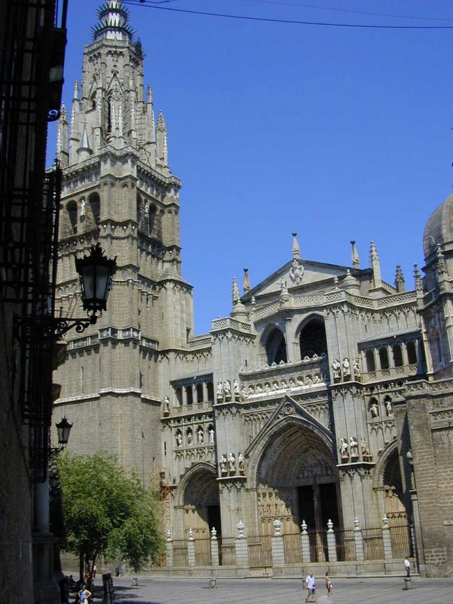 トレドのカテドラルです。夏の暑い日でしたが、人影が少なかったです。