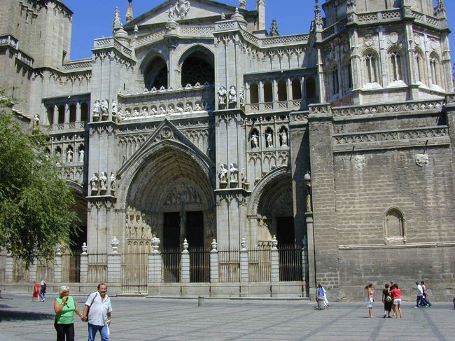 トレドのカテドラルの正面で、夏のお昼下がりの静かなたたづまいです。