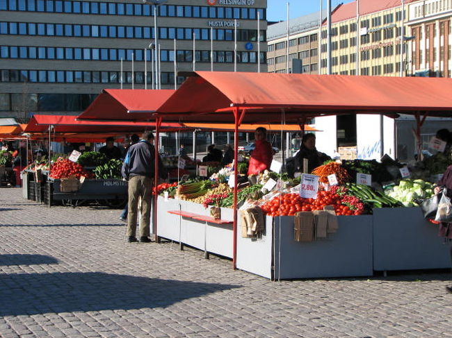 ハカニエミの屋外市場。<br />翌日日曜日は工芸品なども売ってたが、この日は野菜や植物、カフェなどが立ち並んでいた。<br />やはり活気は日曜の方が断然上！