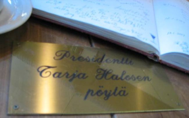 ２階奥のカフェにあるフィンランド大統領「タリヤ・ハロネン」専用席にはこんなプレートが。<br />店員の話では、大統領はこの近くに住んでいて、忙しくない時には来るらしい。