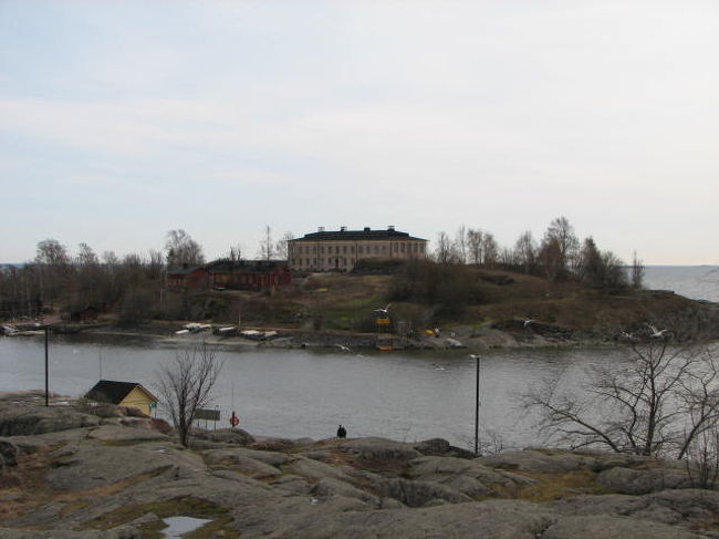 トラムに乗って海に面したカイヴォ公園へ。<br />ヘルシンキには岩肌の露出した場所が沢山あるが、この公園もそんな感じ。