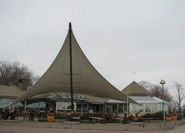 カフェ･ウルスラはたくさんの人で賑わっていた。