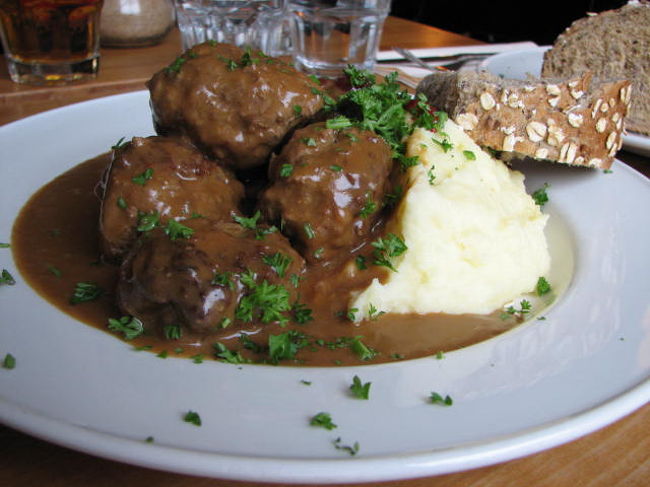 定番、ミートボールを食べる。<br />TORIは地元の人が多くてこぢんまりしたお店。