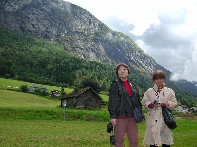 トロールが出てきそうな「ほったて小屋」<br />絵になります。