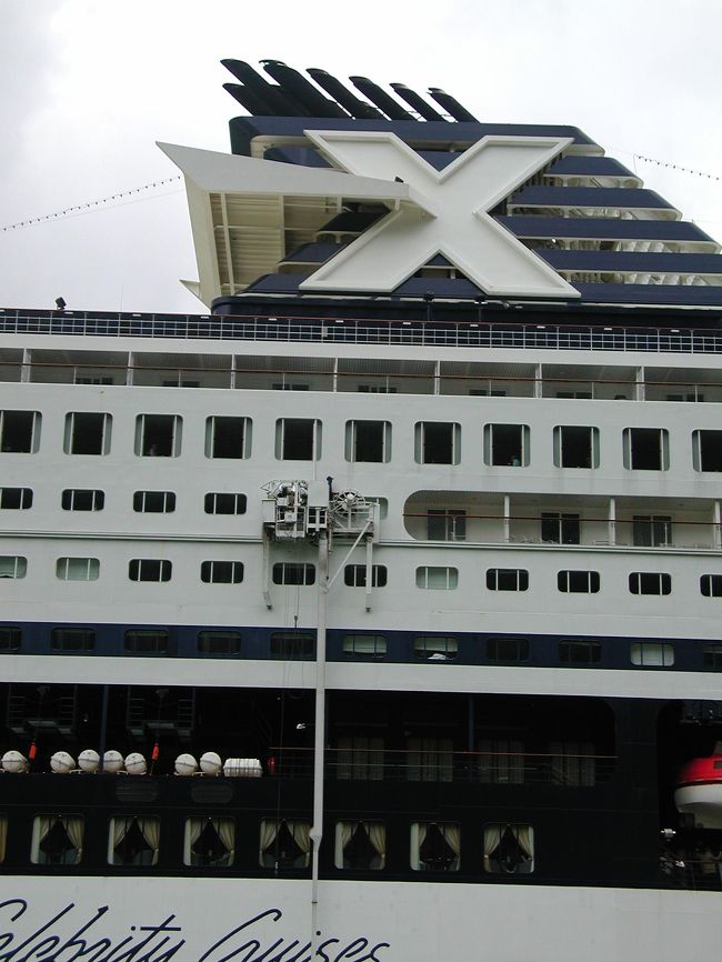 乗船中、船を見上げると船の窓を清掃中でした。<br />壁に取り付けたレールに機械が取り付けてられているのが見えますか？