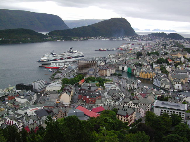 おもちゃ箱のような町にセンチュリー号が停泊しているのが見えます。<br />この町は1904年(100年も前)に大火事で町が消失し、その後の都市計画でアールヌーボ様式を取り入れた町を再興。もう、かわいすぎます。<br />100年もこのまま町を維持してきていることにも感動します。<br />