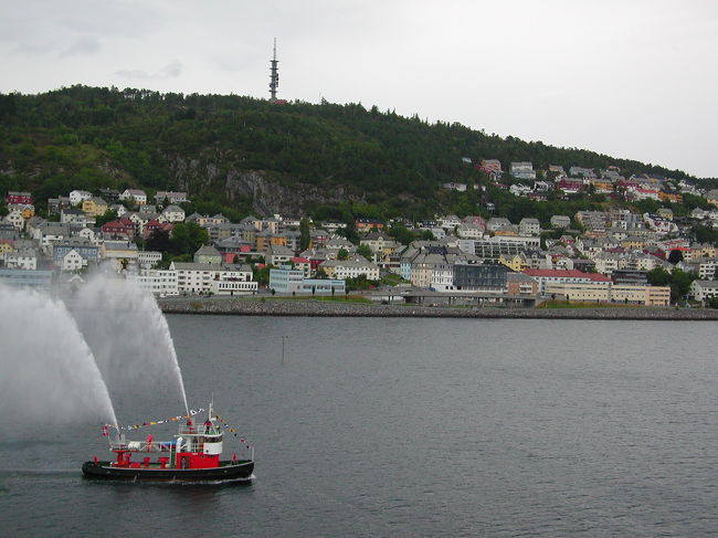 オースレンを出航するとき、見送りしてくれた放水船。<br />花火も上がり、それに答えるようにセンチュリー号は汽笛を鳴らしていました。