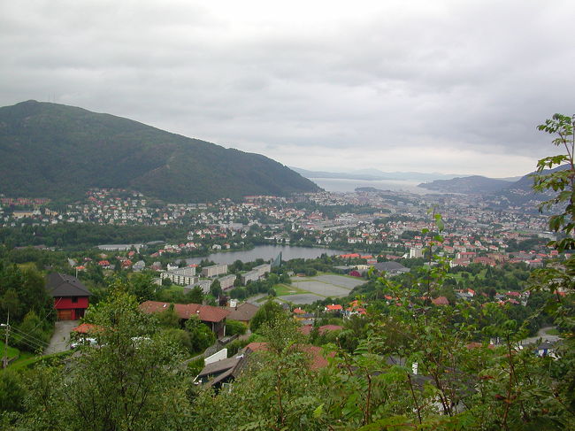 ベルゲンはノルウェー第二の都市。<br />にもかかわらず、20万人しか住んでいない。<br /><br />日本の中核都市にも満たない人口で、なぜこんなに豊かなの？資源があるから？<br />