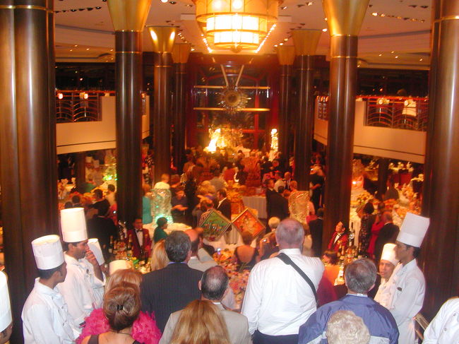 ガラビュッフェに押し寄せた人びと。<br /><br />野菜の彫刻やピアノのケーキなどの写真は、デジカメで撮影していませんでした。残念。