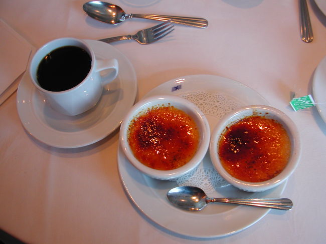 クリームブリュレ<br />サービスとはいえ、二つも食べれない・・・。といいながら平らげました。