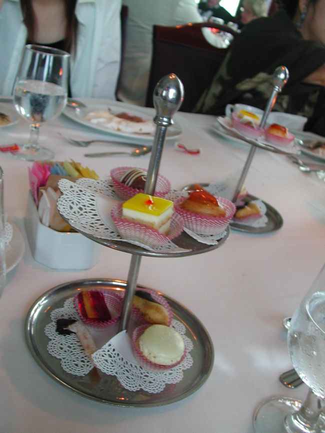 デザートとは別に、出されたミニデザート<br />だから、もう食べれません。