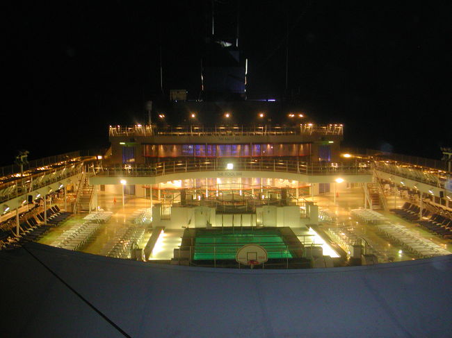 夜のプール<br />向こうに見えるのはディスコのライト