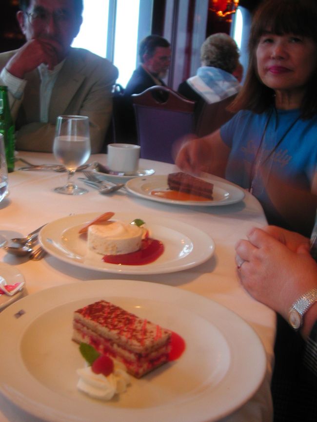 ケーキ<br /><br />この船はミシェル・ルー監修と豪語しているだけあり、食事はなかなか素晴らしいものでした。<br />体重計に乗るのが怖い・・