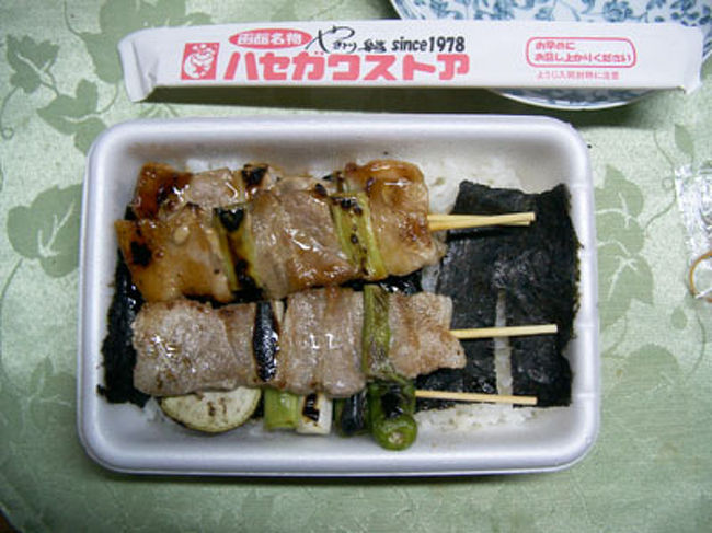 こちらがやきとり弁当！<br />やきとり、という名のくせに、実は豚肉です。<br />串が４本はいっています。<br />味は、タレとシオの二種類。<br />２本ずつミックスにすることもできます。<br />こちらはミックス。<br />タレ２本にシオ２本。シオのうち一本は野菜です。<br /><br />通は、蓋をしたまま、蓋のヘリにひっかけて串を抜くそうです。<br />串を回しながら抜くとうまくいきます。<br /><br />おいしかったですよ〜！