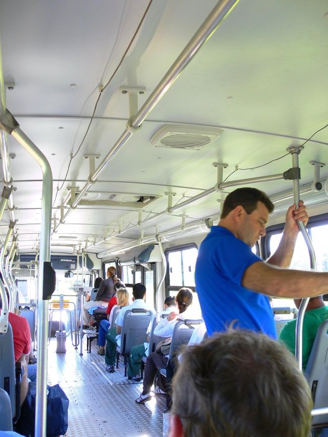 5/3<br /><br />昨日は曇りだったものの、この日は快晴。<br />やっぱ天気がいい方がいい。<br /><br />アルゼンチン行きと同じバス停から今度はブラジル側行きのバスで45分（空港に行くのと同じバス）。<br /><br />車掌さんがいるのがここのバスの特徴ですね。<br /><br /><br />