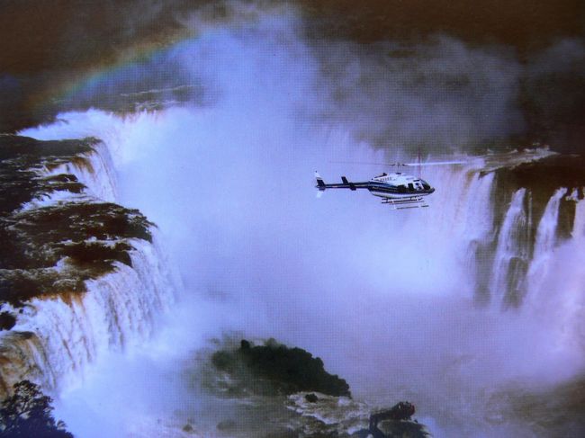 天気もいいし、空からイグアスを見たかったんで、宿でチケットを購入（US$65。ちなみにヘリポートで直接買うとUS$70らしい。）。<br /><br /><br />ちなみにこれはポスターを撮ったもの。<br /><br />最近は動物への影響からか、こんなに低空飛行はできません。。。