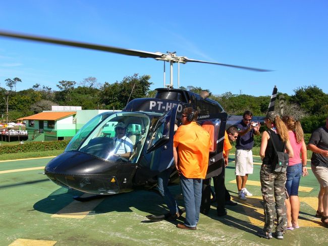 わずか10分の空の旅へ。<br /><br /><br />ヘリは操縦士＋乗員4人（前１人と後ろ３人）。<br />聞くところによれば、<br />一番いい席は操縦士の横、つまり助手席。<br />次に操縦席の後ろ。<br />一番ダメなのは後ろの真ん中。<br /><br />どうせ同じお金を出して乗るからにはよい席を！！<br /><br />