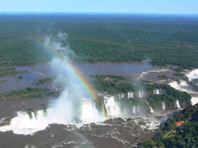 グレートですわー！！<br /><br />天気も最高だし、水量もいい感じ。<br /><br />この１週間前には水量が多すぎて立ち入れない遊歩道もあったらしいですが、この日はすべてが完璧！！