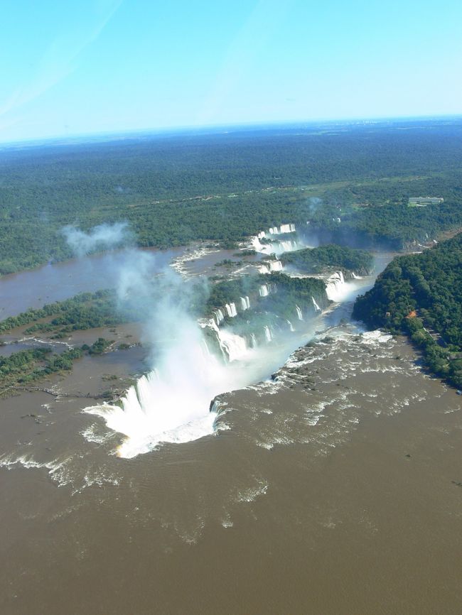 手前の「悪魔ののど笛」から縦方向に。<br /><br />この大河の水が一気にここで落ちるんだからねー。<br /><br />アメイジングだよ。<br /><br />