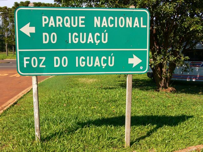 ヘリ乗り場は公園ゲートから50mほど手前。<br /><br />写真は乗り場近くに立ってた看板。<br /><br />