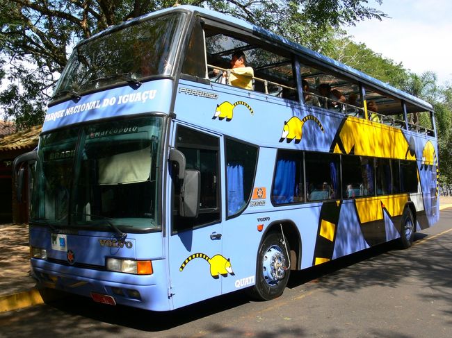 公園内はバスで移動。