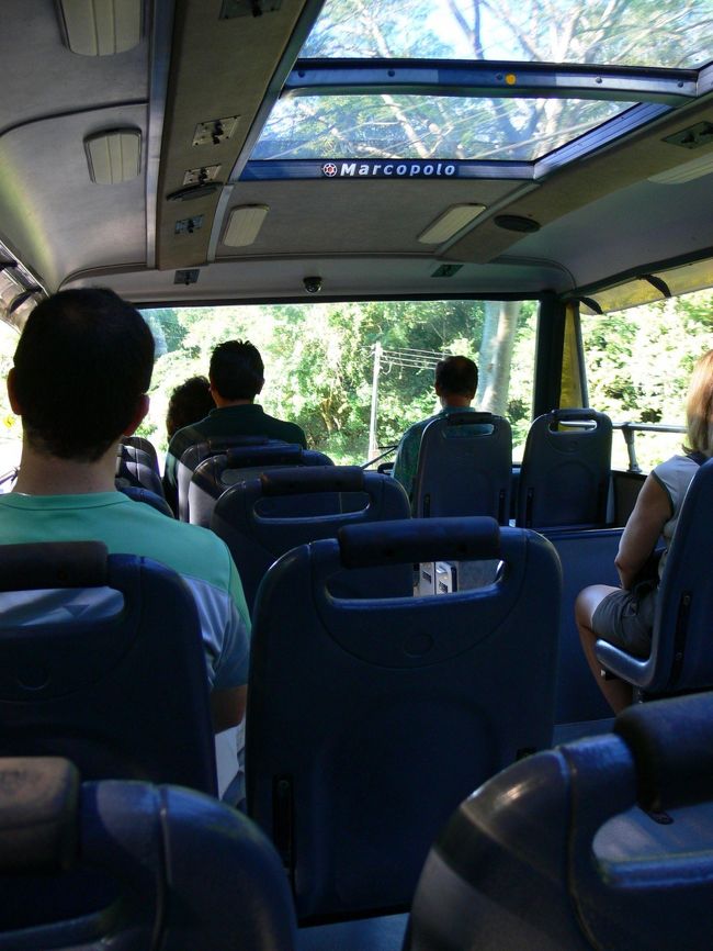 アルゼンチン側はたくさん歩かないと見れませんが、ブラジル側はほとんど歩かなくてもそれなりに見ることは可能です（普通はバスを手前で降りて遊歩道を悪魔ののど笛方向に歩いていきます）。<br /><br />