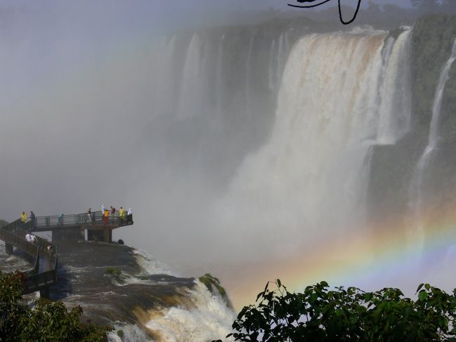 ここの展望台に行くにはびしょぬれ必至。<br /><br />カッパは役に立ちそうにないのでTシャツをバッグにしまい、裸で行きました。