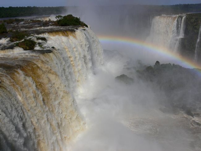 今度は上から。<br /><br />奥が「悪魔ののど笛」。<br />ブラジル側でいけるのはここまでです。