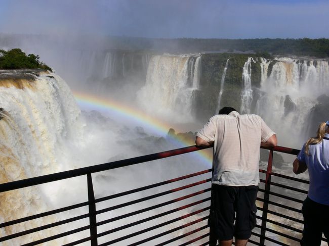 イグアスはアルゼンチン側・ブラジル側、それぞれ違った角度で「体感」でき、どちらも素晴らしかったです。<br />まぁ強いていうならば、個人的にはブラジル側から見たほうが好きかなー。天気もよかったせいもあるかもしれませんが、全体のパノラマから迫力ある滝下まで、短いなりにかなり凝縮されています。<br /><br />アルゼンチン側１日、ブラジル側半日で、特別なアクティヴィティをしない限り十分でしょう。<br />