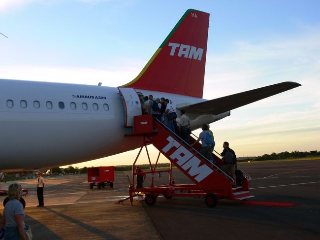 14：30、滝から荷物を置いている宿まで取りに帰らなくてはいけないので、宿へ。<br />途中、バス停の前のマックで遅めの昼ごはん。<br />宿では荷物をピックアップしつつ、軽く時間調整でソファで昼寝。<br /><br />16：00<br />バスに乗り、空港へ。<br /><br />17：45<br />TAM航空でリオヘ。<br /><br />