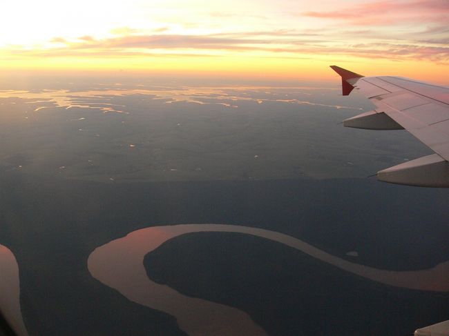 窓から見るブラジルの密林。<br />広いよなー。<br />夕陽も美しいし。<br /><br /><br />19：20<br />リオ・デ・ジャネイロ到着。<br />小雨。<br />空港バスで、予約していたユースホステル「チェ・ラガルト・コパカバーナ」へ。<br /><br />22：00<br />宿の近くに初めてシュハスコを食べに行きました。<br />到着したばかりの雨降る夜、世界有数の犯罪都市を一人で歩くのも危険かなって思い、僕のでっかいカメラは置いていったので写真なし。<br />コパカバーナは比較的安全といわれてますけどね。<br />それなりに有名店のようで、いくつかのグループがわいわいやってました。<br />うーん、ブラジル名物の牛肉は予想通りかたいね。<br />やはり世界共通でジュースィーでおいしいお肉は「鳥のもも肉」であることを確信しました。<br /><br />おなかいっぱい。<br /><br />ついに、明日は実質ブラジル最後の日。<br />晴れることを祈りつつ寝ました。