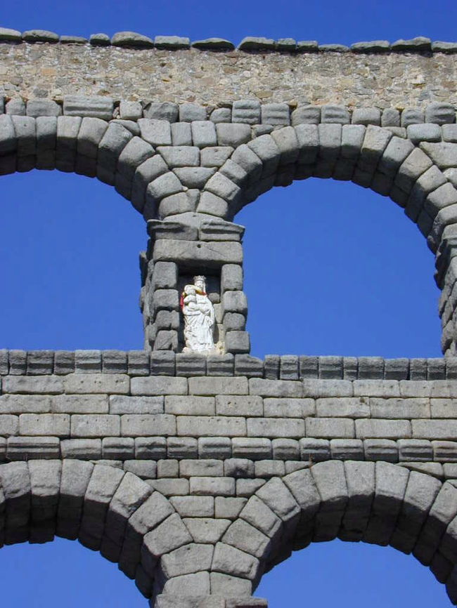 水道橋です。高所にはこのような彫刻が見られました。