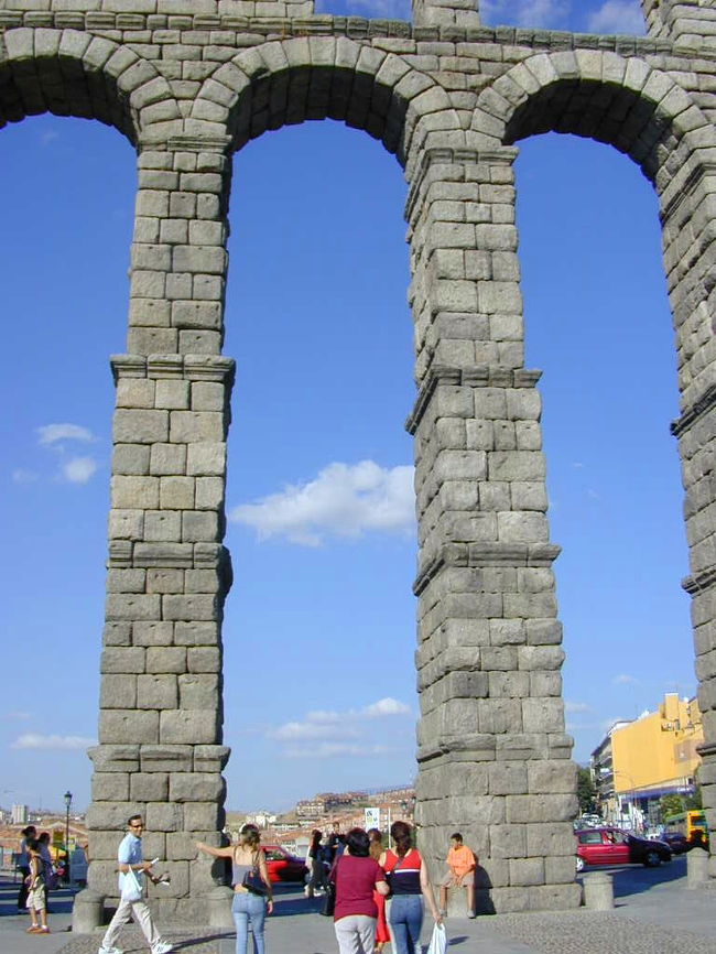 この高い水道橋の下をくぐるのは怖いですね。