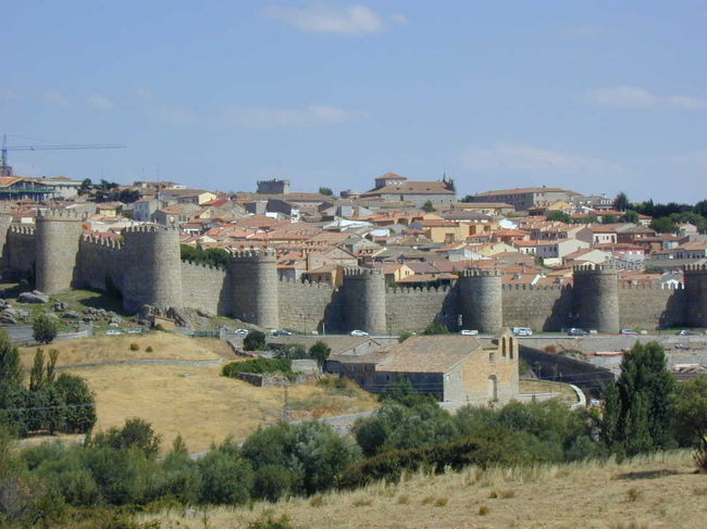 立派な城壁が続いています。