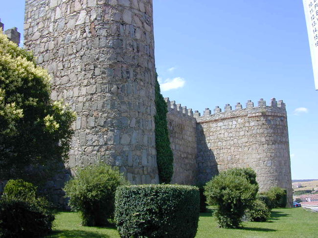 アビラの城壁はよく整備されて、周囲も手がこめられています。