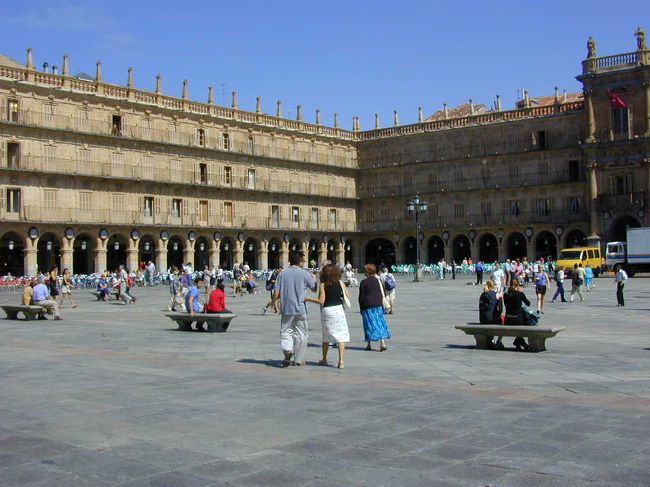 夏の暑いお昼の風景で、スペイン随一のマヨール広場です。