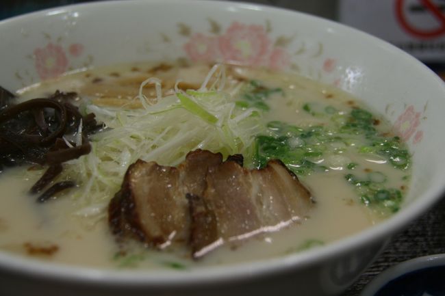 ５月１８日（金）１日目<br /><br />鹿児島空港でランチ。<br />この時はまだ順調に旅が進んでいることを疑わず、「屋久島って近いね〜」なんて言っていたのに。。。<br />飛行機の時間までラーメンを食べた後、足湯につかったりしてのんびりしていました。