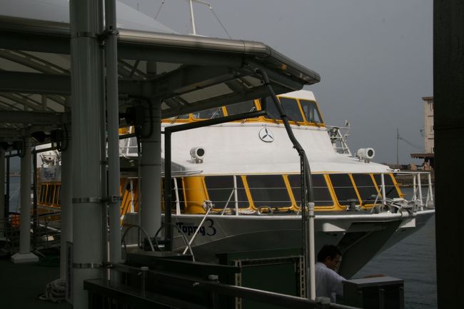 ＪＡＣが飛ばなくなり急遽トッピ−に。<br />ＪＡＣが港までのバスを出してくれるのに1時間、バスで港まで1時間、トッピ−で２時間半。。。屋久島遠かった〜<br />港に着いたのは６時半過ぎ。この日は移動で終わってしまったよ〜（泣）