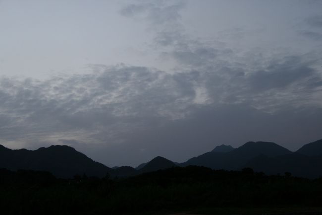 宿に行く前に少しでも屋久島の景色をあじわいに宿近くの海岸へ。空がきれいです。<br />