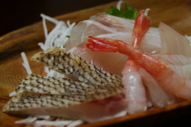 今回旅の間お世話になる宿は朝夕食事付をお願いしました。食事の仕度、片付けをしなくていい幸せ〜な時間です。食事は海の幸た〜っぷりでした。