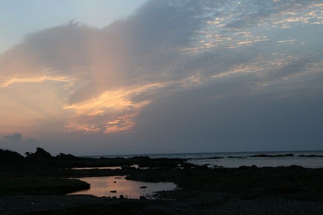 ５月１９日（土）<br /><br />早起きして近くの海岸へお散歩。<br />こんな素敵な空を見ることができるなんて〜<br />早朝散歩はやめられません！