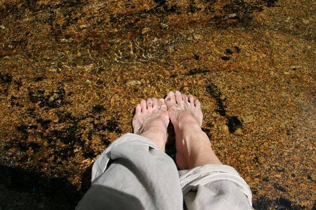 帰りは下りのため、ほとんど写真は撮らずに素敵な場所で立ち止まってはまったりしたりして心をゆっくりさせてあげました。<br />出口付近の川の水でほてった足を冷やしてやります。<br />氷水のように冷たかったよ〜<br />