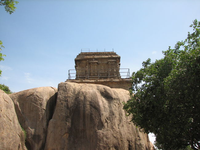 チェンナイから車で２時間くらい走ったところにある寺院の町。古い遺跡らしい。すみません。名前を忘れました。<br /><br />チェンナイに滞在されている（いた？）Krisflyerさんに、教えて頂きました。<br />以下、その受け売りです。引用箇所を間違えていたらごめんなさい。<br /><br />「チェンナイ定番の観光地、マハーバリプラムです。<br />ちなみにこの写真はマハーバリプラムの岩山に有る旧灯台です。新しい灯台が出来てからその座を譲ってしまいましたが、もともとは石窟寺院だったのを灯台に流用してました。<br />この灯台の下に有るのがマヒシャスラマルディニマンダッパと呼ばれる石窟で、パールヴァーティーが牛の化け物を退治している場面が彫刻されています。」<br />