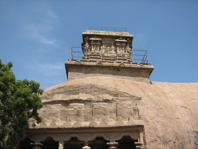 確か一枚の巨岩をほって作った寺院だったと思う。