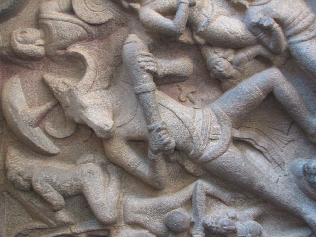 ヒンズーの神様達。いろいろと説明してくれたけど、２０００人以上も神様がおられるらしく、名前は覚えてません。<br /><br />またまたKrisflyerさんに教えて頂き、いろいろとその時に案内してくれた印度の学生さん（Ｓ君）が言っていたことを思い出してきました。<br />この牛の頭は悪魔で、神々が（パールヴァーティーだそうです）戦っている場面です。<br /><br />これ以外にも、いろんな悪魔と、いろんな神様の戦いの場面がありました。しかし、どれが神様か悪魔かが良くわからない絵もあったので、Ｓ君にどうやって区別するのかを聞いてみました。「それは、簡単です。ちびでデブなのは良い神様です。大きくてすらっとしているのは悪魔です。」<br /><br />なんか、不思議と納得。確かにキリスト教でも天使はたいがい小さくてまるっこいもんな。