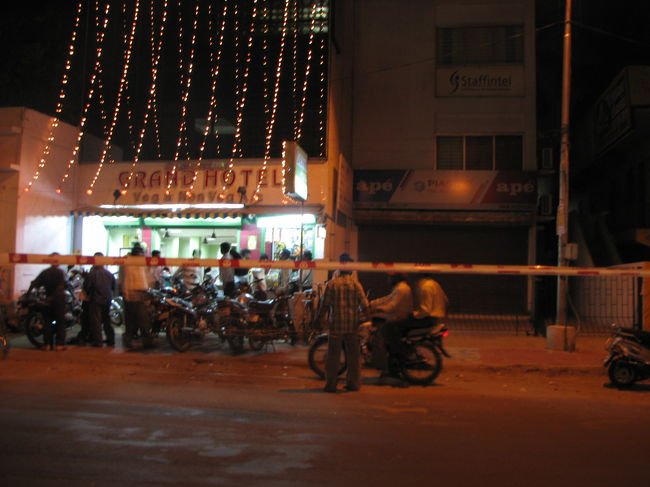 チェンナイの夜。暴走タクシーの中からの撮影。人生をあきらめるような気持ちで乗っていないと、やってられない。とにかく、車の運転は命がけ。