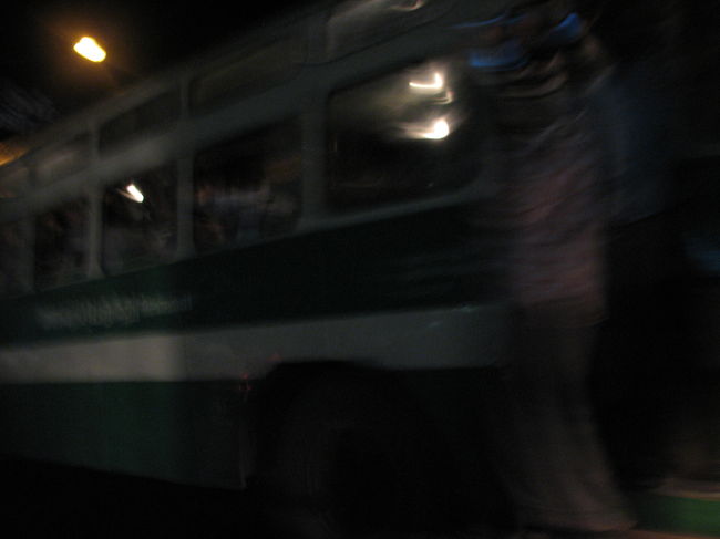 バスから人があふれている。近づくな！他の車との間に挟まれるかもとか思わないのだろうか。