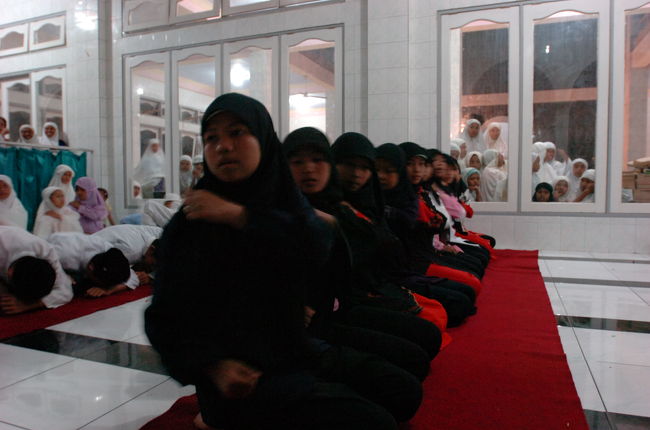 金曜日の礼拝にモスクに集まった子供たち